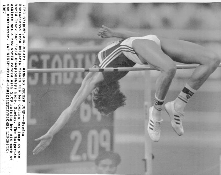 Alto: il primato di Stefka Kostadinova dopo quasi 27 anni resiste ancora: nessuno ha saputori petere quel salto da  2,09, spiccato  a Roma nella finale dei Mondiali 1987. Ap
